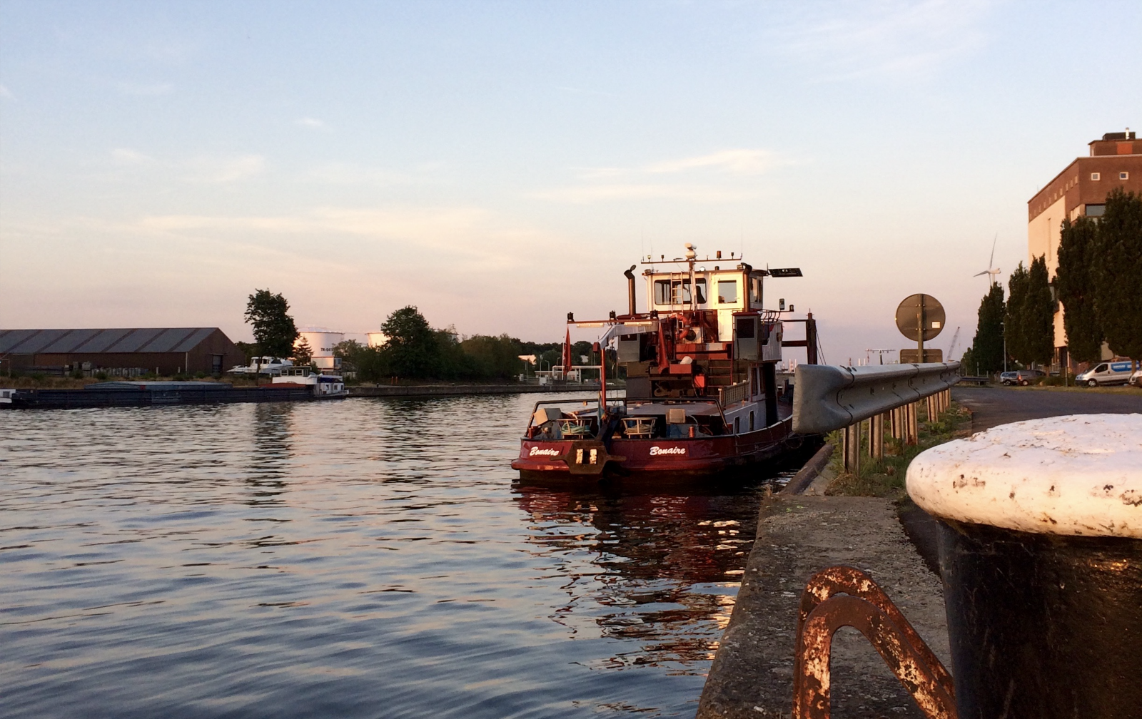 Quartier Canal sleepboot op Albertkanaal Hasselt